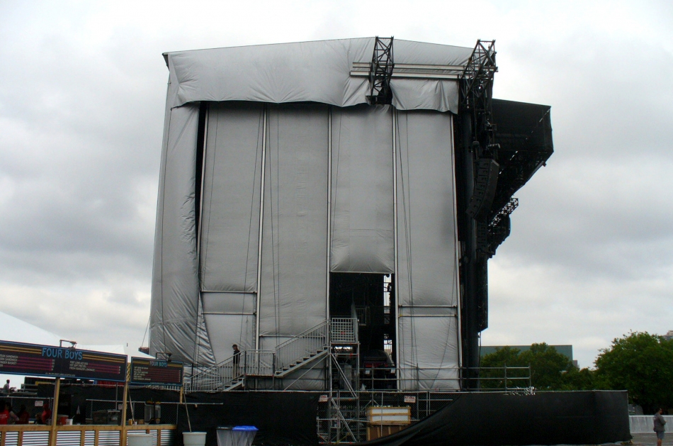 Side wall weather protection on main stage